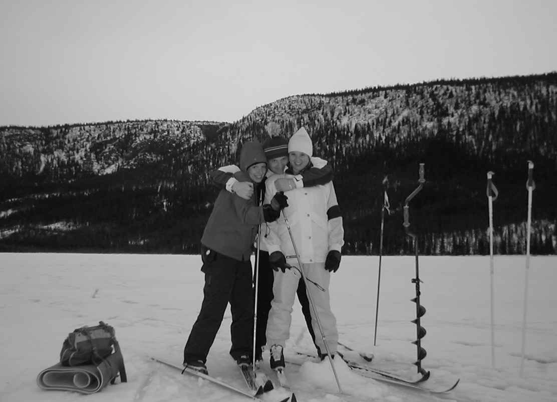 Eirik, Silke og Kjersti paa isfiske